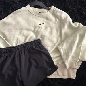 Nike crop crewneck and Black Bottom Set